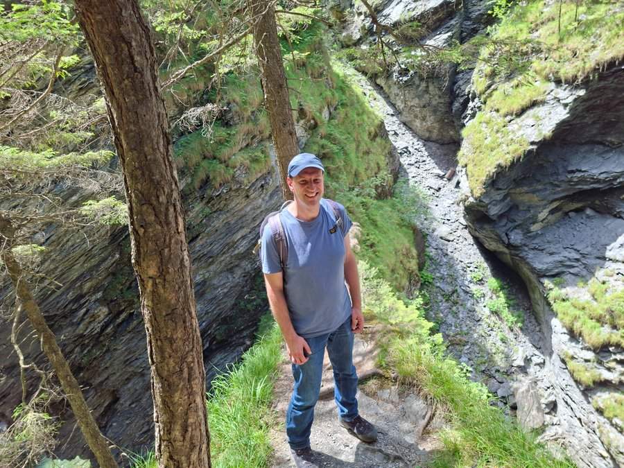 Sebastian Hanisch beim Wandern in einer Felsenschlucht im Allgäu